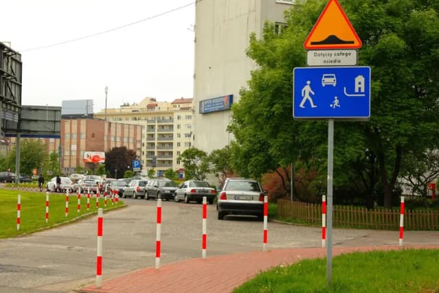 Czy straż miejska może wystawić mandat za parkowanie na osiedlu? Sprawdź zasady