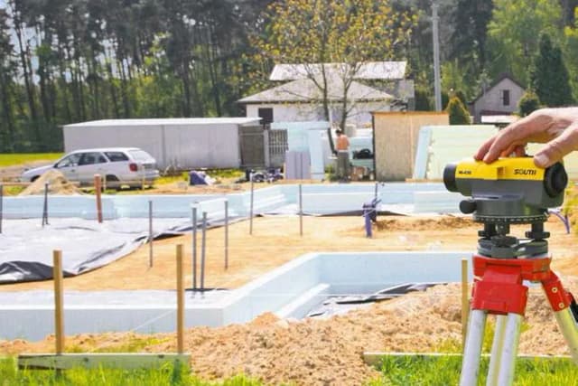 Co potrzebuje geodeta do wytyczenia budynku? Kluczowe dokumenty i informacje