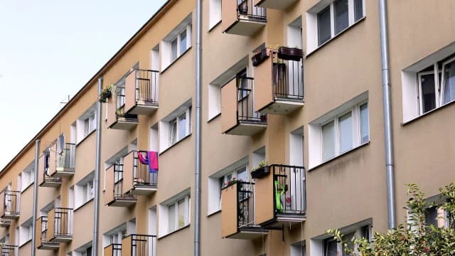 Czy można palić na balkonie w bloku? Poznaj przepisy i ograniczenia